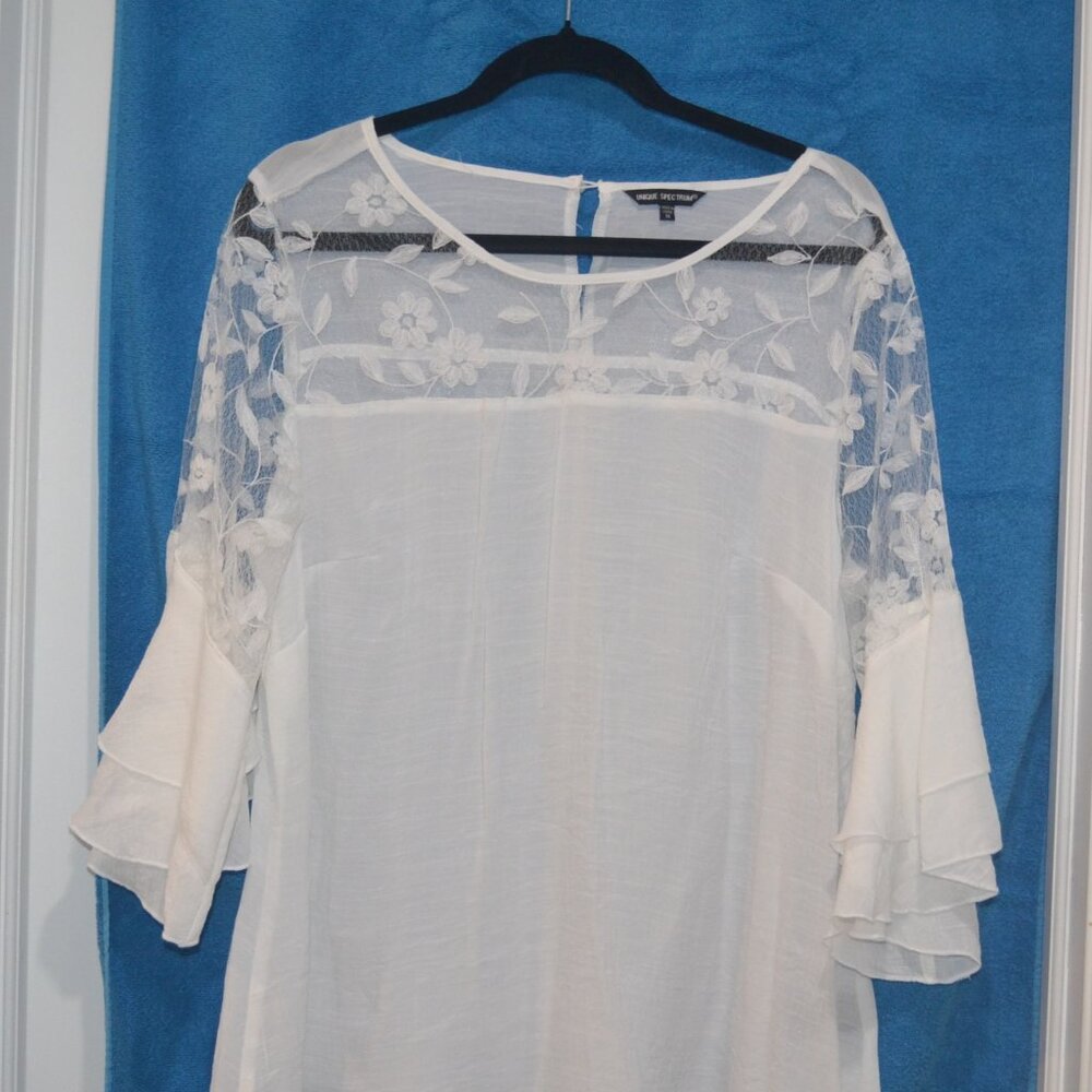 Pre-owned a Unique Spectrum White Embroidered Lace blouse size 1X.